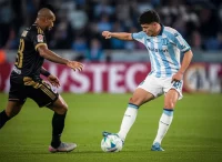 Racing goleó a Colo Colo y clasificó en Libertadores